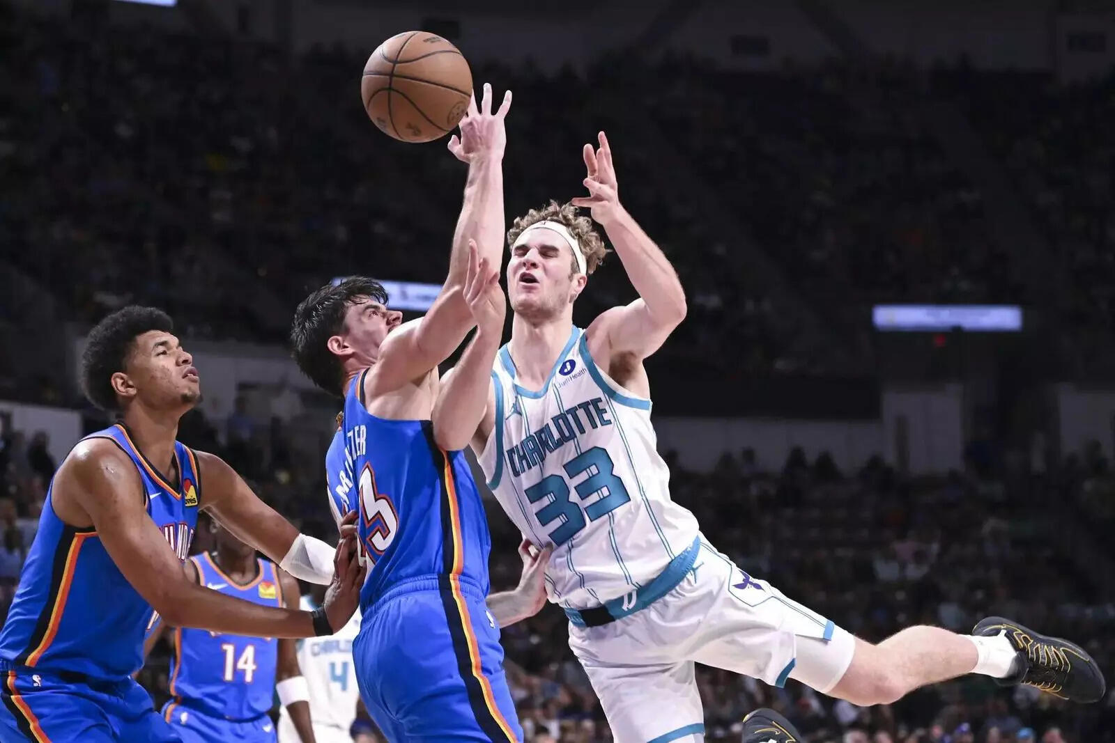 Charlotte Hornets forward Liam McNeeley (33) scrambles for the ball (Image via Imagn). Charlotte Hornets forward Liam McNeeley (33) scrambles for the ball