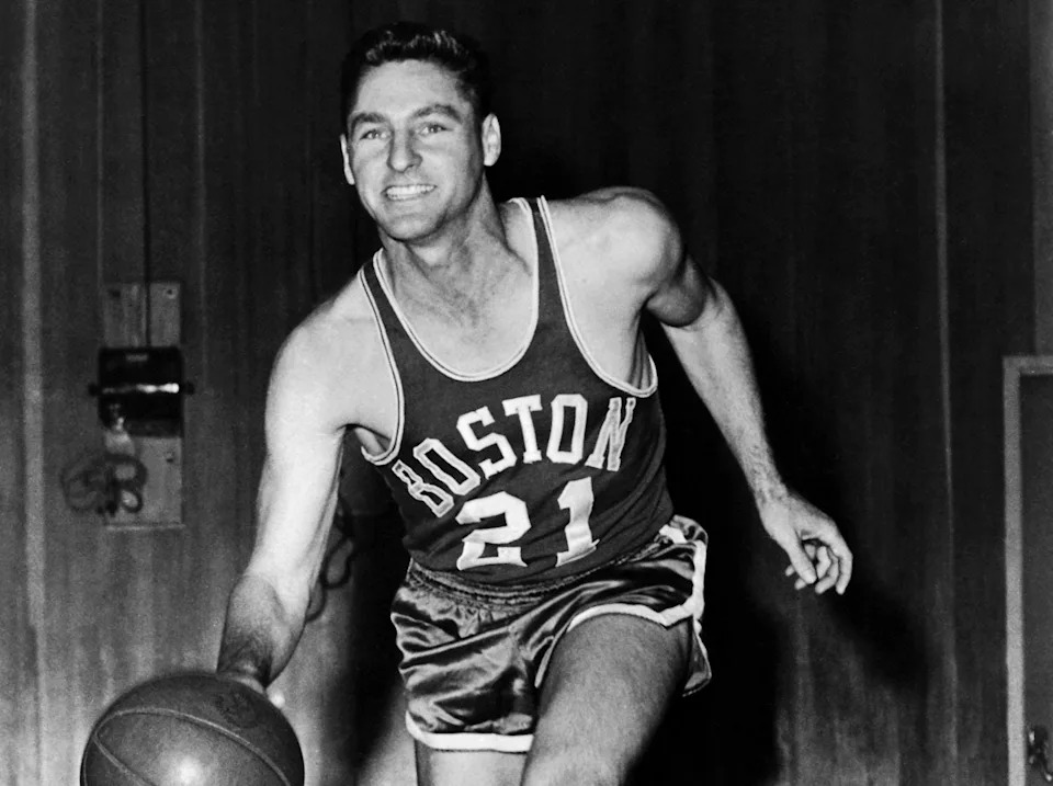 BOSTON - 1960: Bill Sharman #21 of the Boston Celtics poses for a mock action portrait in 1960 in Boston, Massachusetts. NOTE TO USER: User expressly acknowledges and agrees that, by downloading and or using this photograph, User is consenting to the terms and conditions of the Getty Images License Agreement. Mandatory Copyright Notice: Copyright 1960 NBAE (Photo by NBA Photos/NBAE via Getty Images)