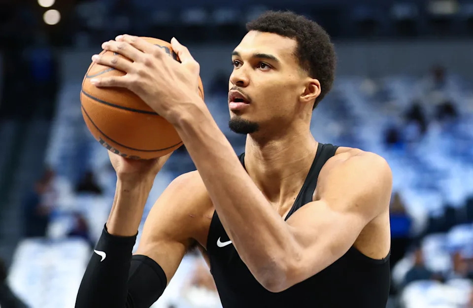 San Antonio Spurs star Victor Wembanyama (1) warms up before the game against the Dallas Mavericks.© Kevin Jairaj-Imagn Images