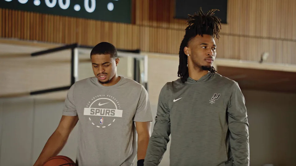 Keldon Johnson and Stephon Castle make an appearance in the latest H-E-B x Spurs commercial. (Courtesy of H-E-B)