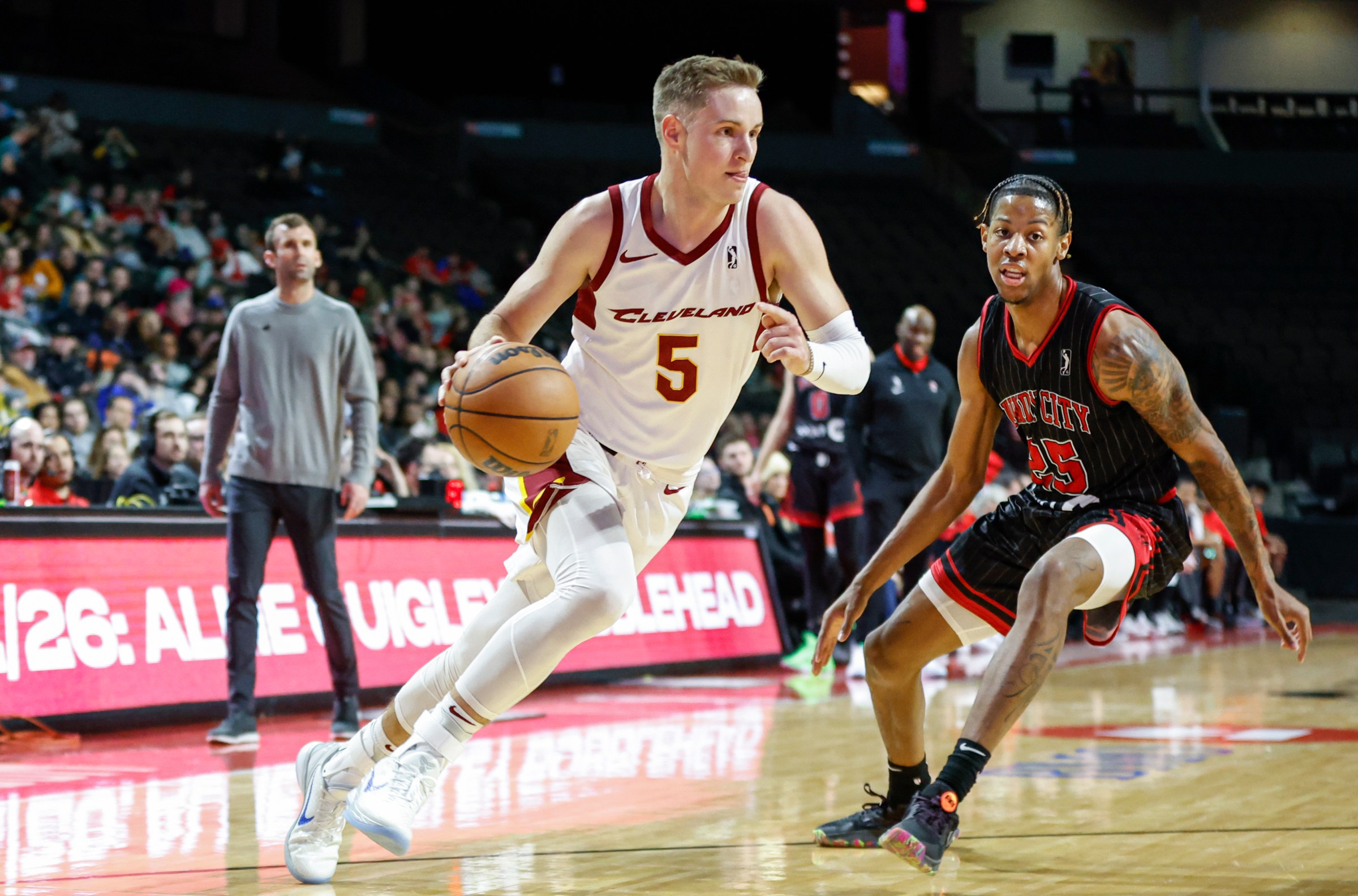 HOFFMAN ESTATES, IL - JANUARY 14: Sam Merrill #5 of the Cleveland Charge drives to the basket against Dalen Terry #25 of the Windy City Bulls during the first half of an NBA G-League game on January 14, 2023 at NOW Arena in Hoffman Estates, Illinois. NOTE TO USER: User expressly acknowledges and agrees that, by downloading and or using this photograph, User is consenting to the terms and conditions of the Getty Images License Agreement. Mandatory Copyright Notice: Copyright 2023 NBAE (Photo by Kamil Krzaczynski/NBAE via Getty Images)