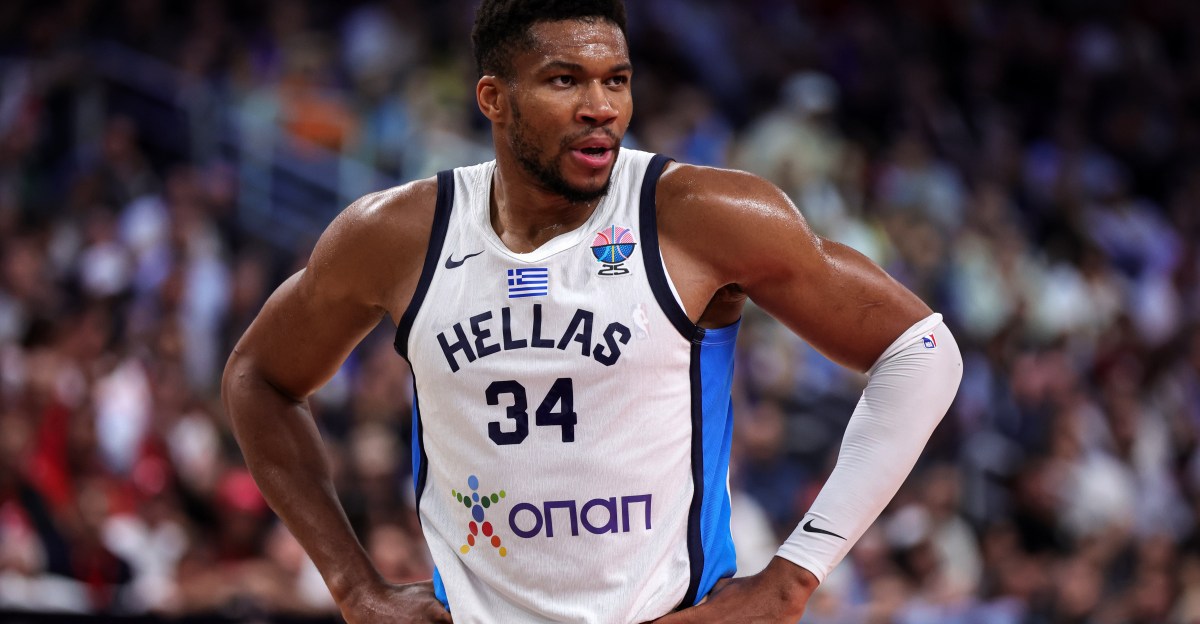 Bucks’ Giannis refutes rumors of family move to Greece