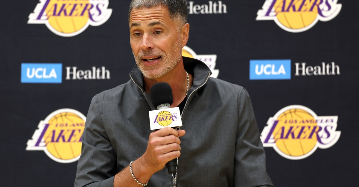 When can the Lakers sign a 15th player to a contract?