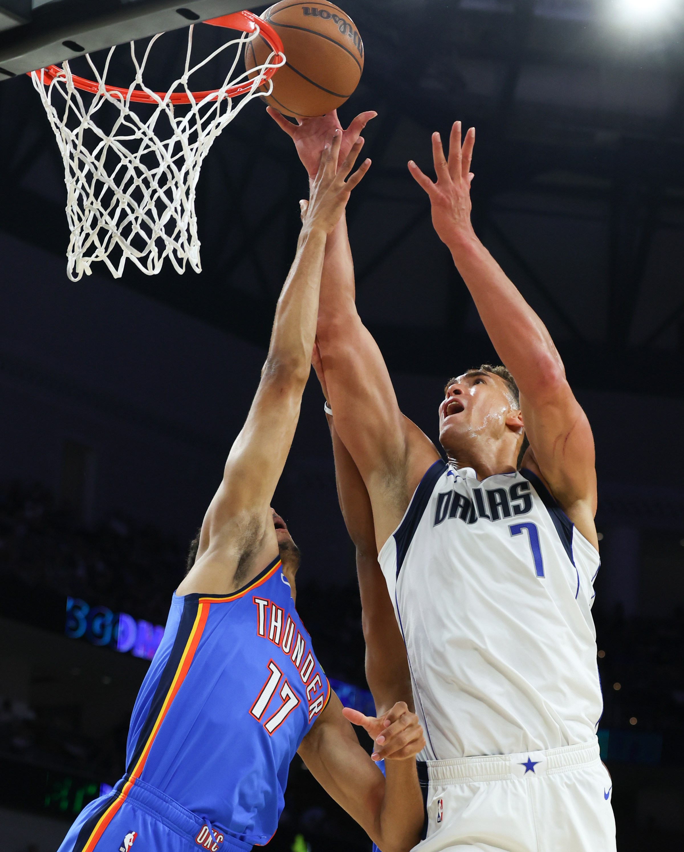 FORT WORTH, TX - OCTOBER 6: Dwight Powell #7 of the Dallas Mavericks drives to the basket during the game against the Oklahoma City Thunder on October 6, 2025 at Dickies Arena, Fort Worth, Texas. NOTE TO USER: User expressly acknowledges and agrees that, by downloading and or using this photograph, User is consenting to the terms and conditions of the Getty Images License Agreement. Mandatory Copyright Notice: Copyright 2025 NBAE (Photo by Richard Rodriguez/NBAE via Getty Images)