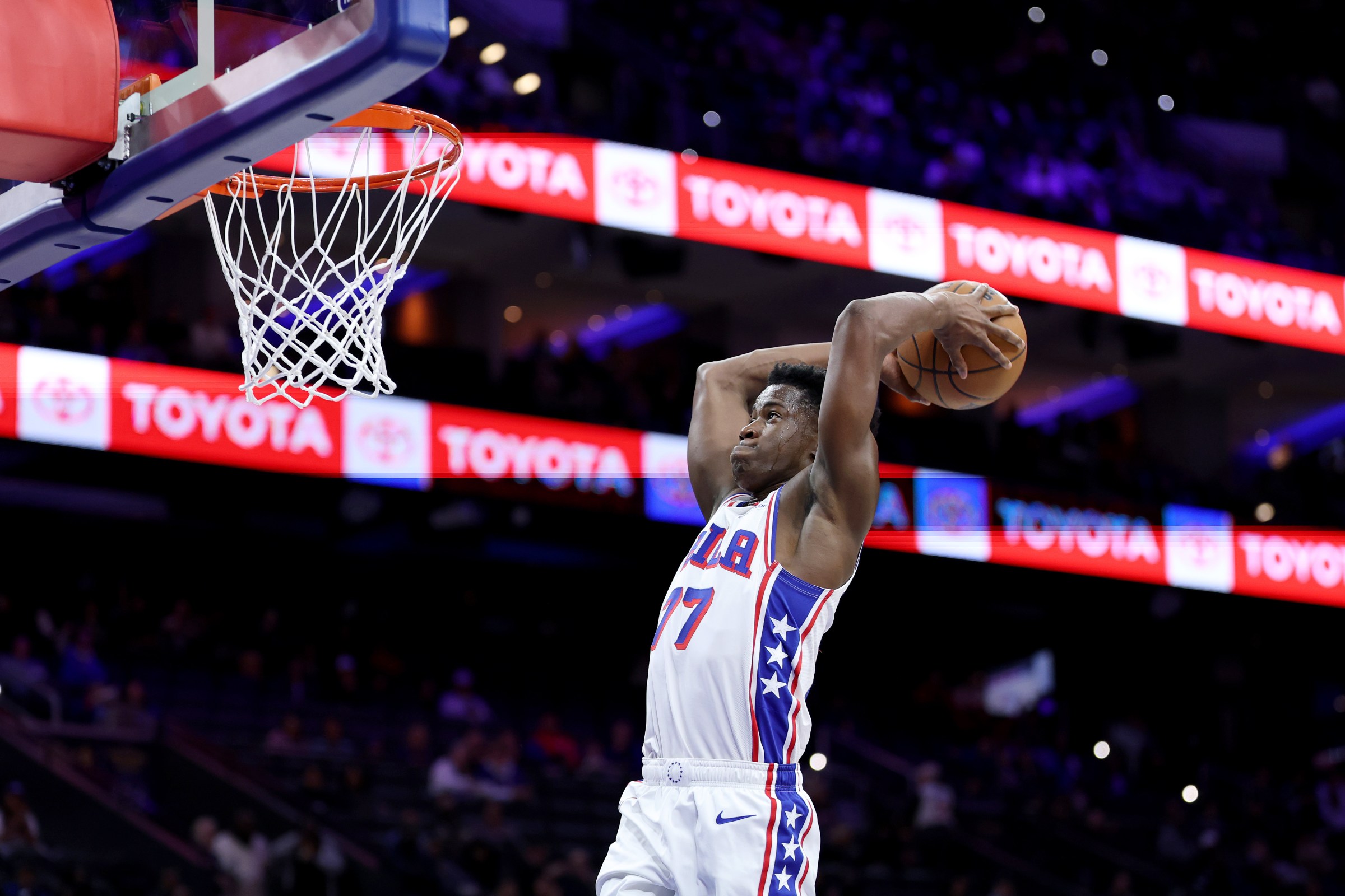 PHILADELPHIA, PENNSYLVANIA - OCTOBER 17: VJ Edgecombe #77 of the Philadelphia 76ers dunks the ball during the first half against the Minnesota Timberwolves at Xfinity Mobile Arena on October 17, 2025 in Philadelphia, Pennsylvania. NOTE TO USER: User expressly acknowledges and agrees that, by downloading and or using this photograph, User is consenting to the terms and conditions of the Getty Images License Agreement. (Photo by Emilee Chinn/Getty Images)