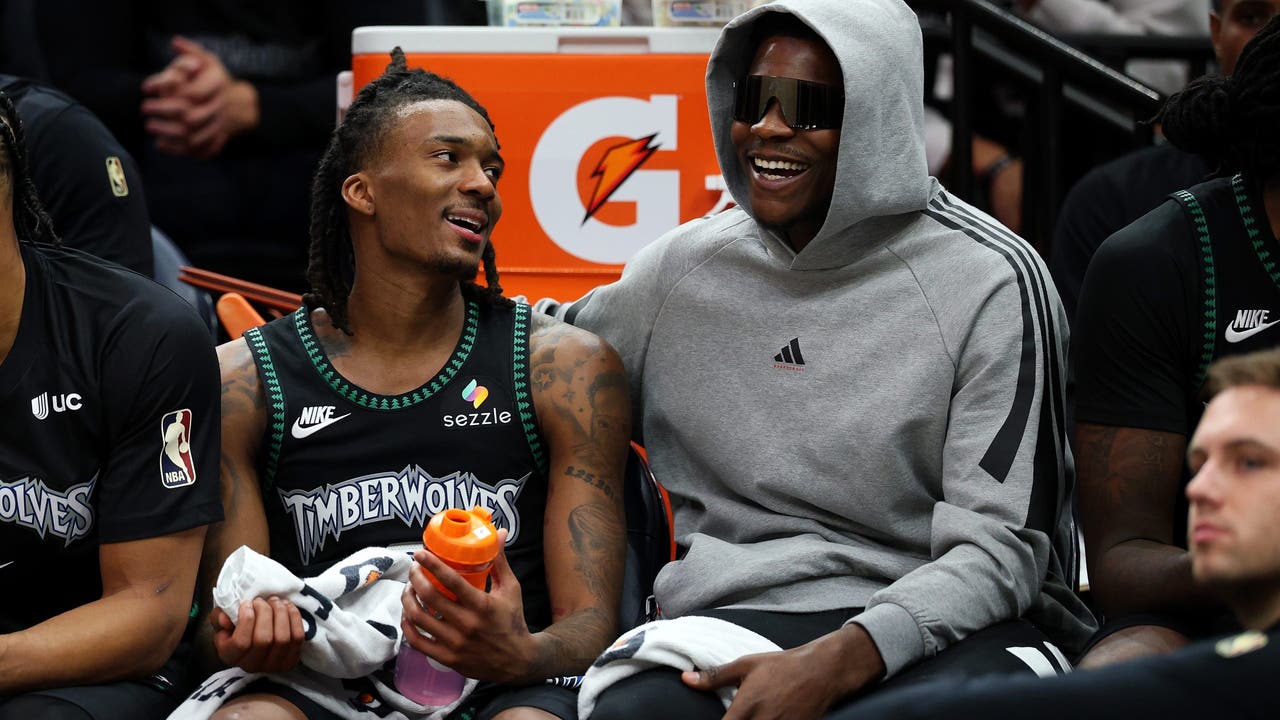 Anthony Edwards exits Timberwolves' home opener with hamstring injury