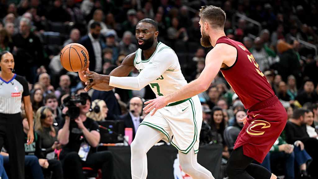 Jaylen Brown scores 30 as Celtics snap Cavaliers' win streak