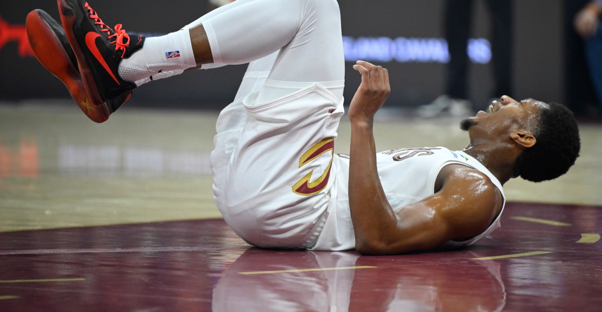 De’Andre Hunter leaves Cavs vs Pistons with knee injury
