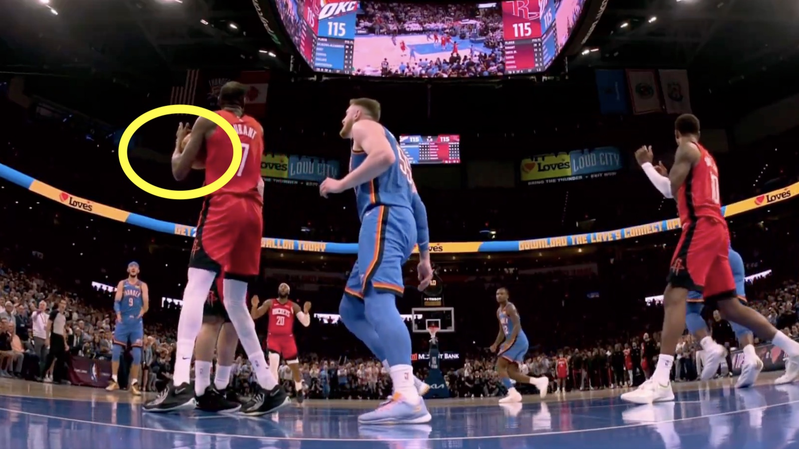 Referees let Kevin Durant get away with a crazy late-game blunder