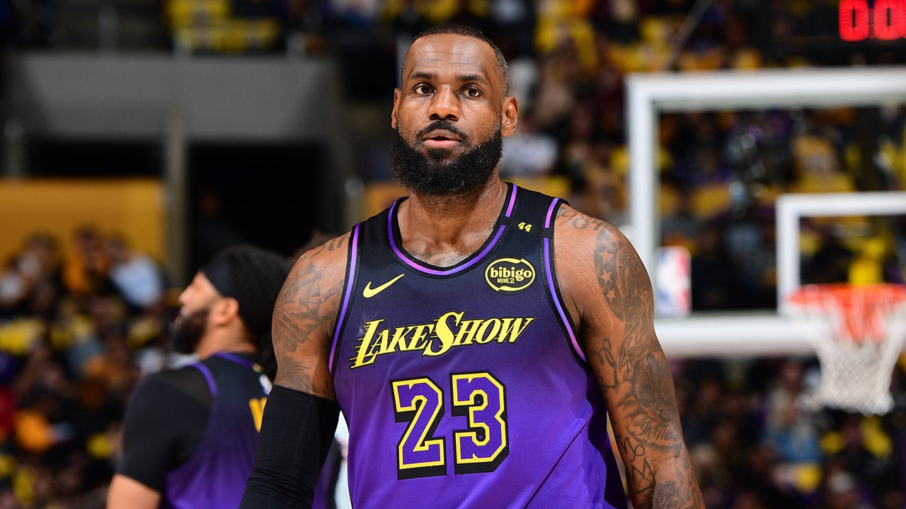 Lakers' LeBron James experiencing sciatica, putting opening night in doubt