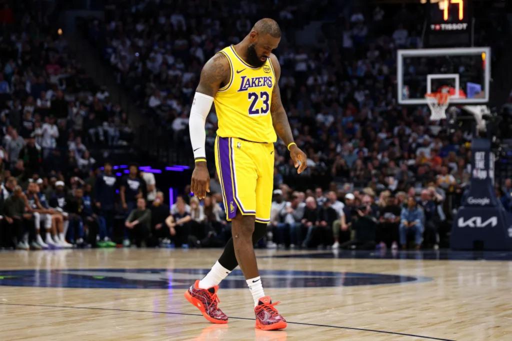 LeBron James out 3-4 weeks with sciatica in Lakers worry