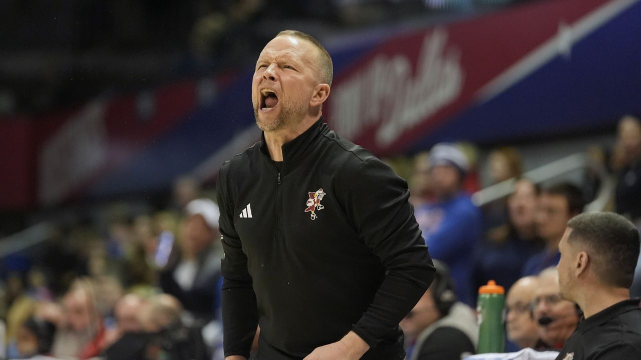 No. 11 Louisville faces high expectations with revamped roster under Pat Kelsey