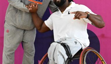 Knicks legend John Wallace, wheelchair basketball player Matt Scott visit kids at Queens College youth wheelchair basketball clinic – QNS