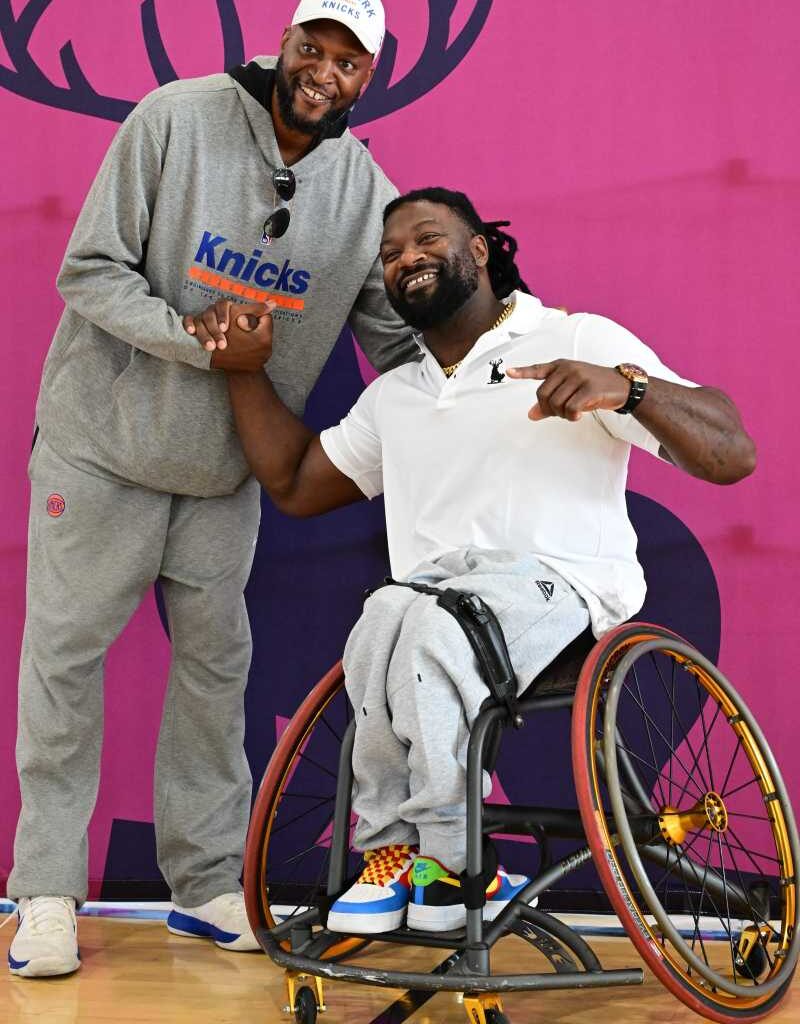 Knicks legend John Wallace, wheelchair basketball player Matt Scott visit kids at Queens College youth wheelchair basketball clinic – QNS
