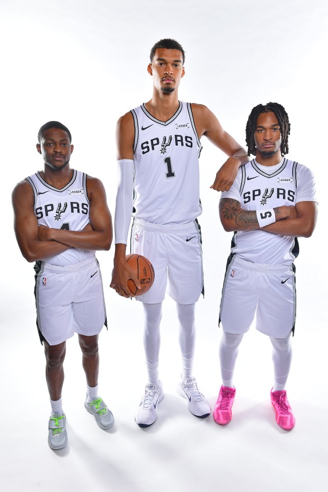 Victor Wembanyama towers over De’Aaron Fox and Stephon Castle at the San Antonio Spurs Media Day 