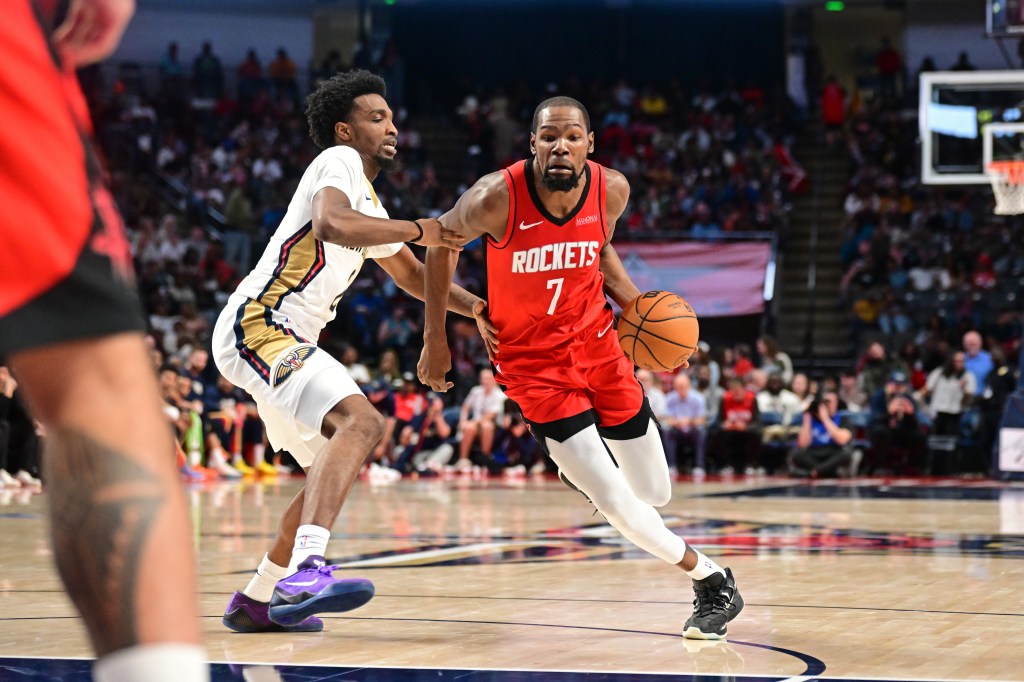 Kevin Durant (7) is signing a two-year, $90 million contract extension with the Rockets.