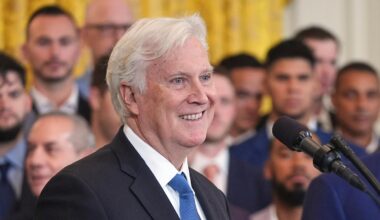 Mark Walter finalizes his purchase of a majority stake in the Los Angeles Lakers