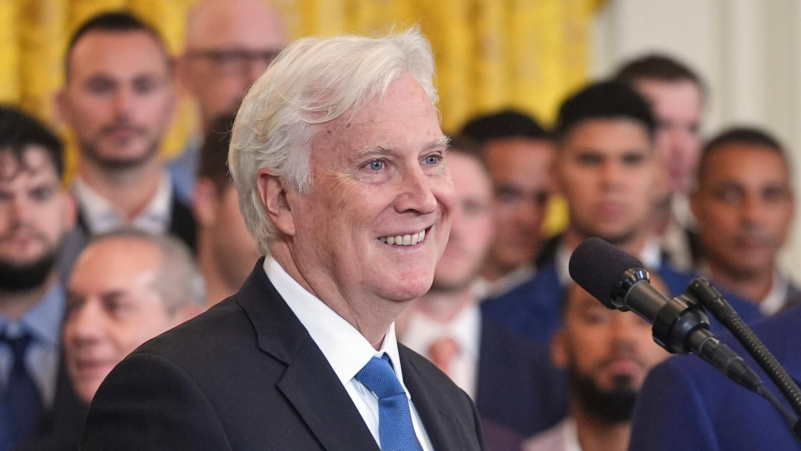 Mark Walter finalizes his purchase of a majority stake in the Los Angeles Lakers