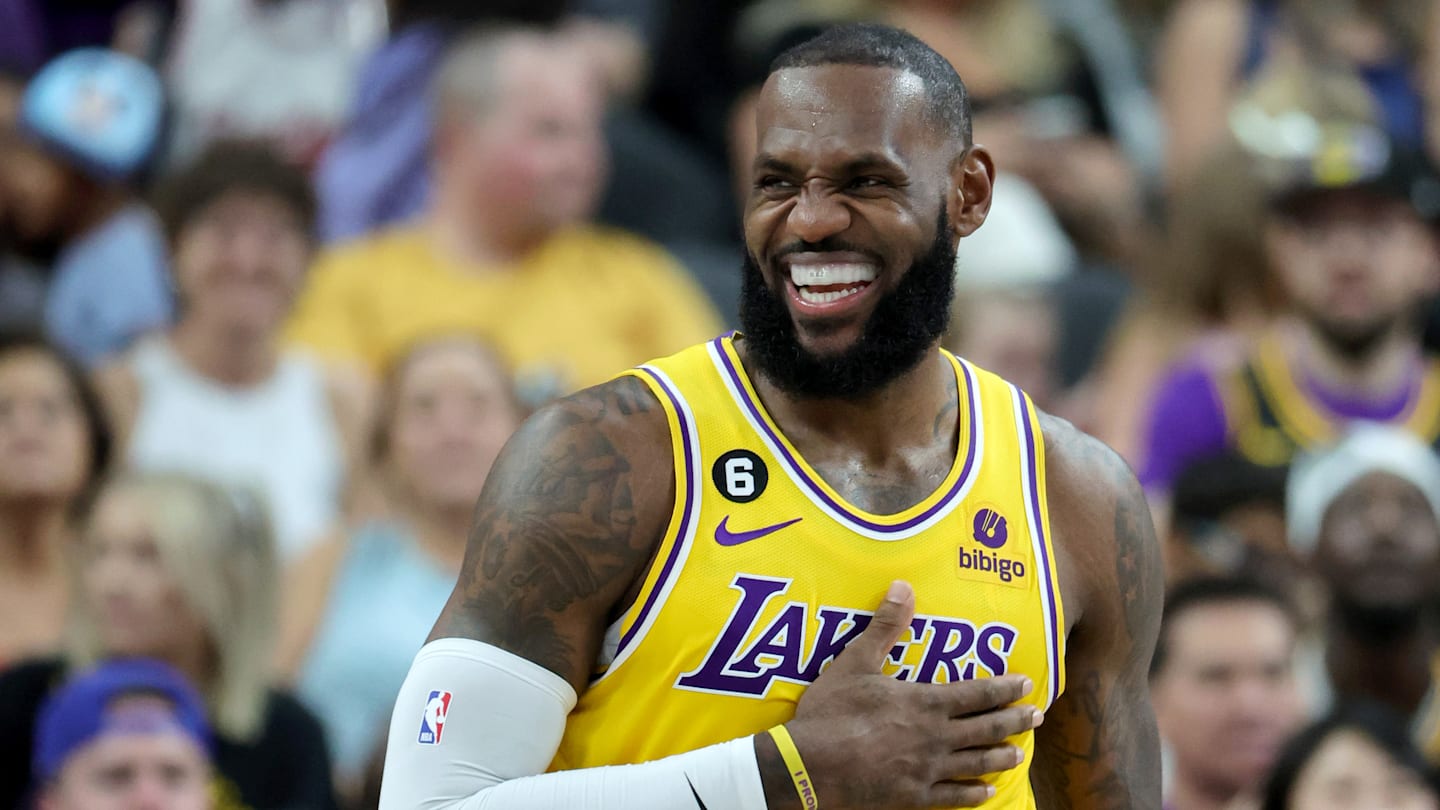 Phoenix Suns v Los Angeles Lakers