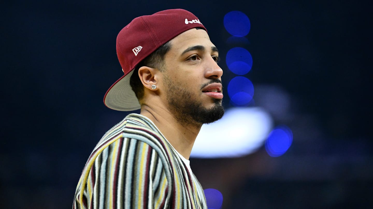 Indiana Pacers guard Tyrese Haliburton (0) on the sidelines against the Golden State Warriors.