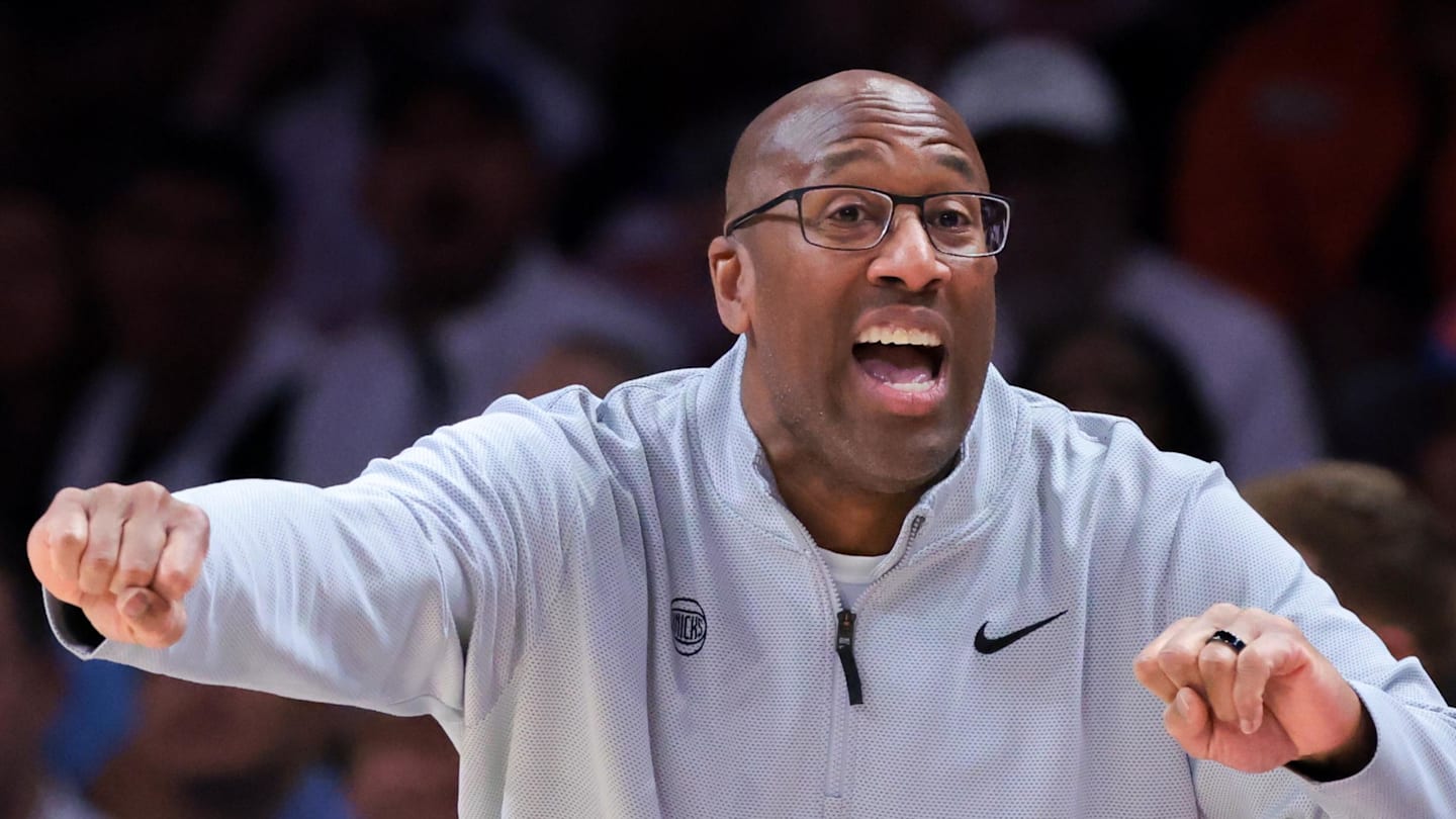 Mike Brown reveals he "was wrong" for benching key Knick in fourth quarters