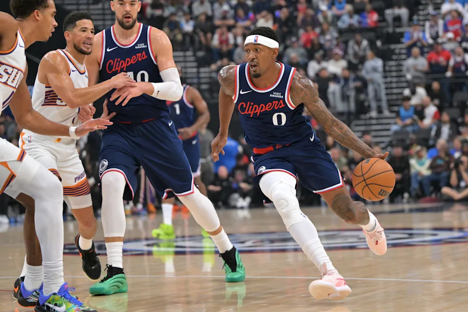 Phoenix Suns forward Oso Ighodaro (11) guards Los Angeles Clippers guard Bradley Beal (0)Jayne Kamin-Oncea-Imagn Images