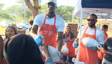 Heat stars, legends pass out Thanksgiving assists for the holiday season - WSVN 7News | Miami News, Weather, Sports