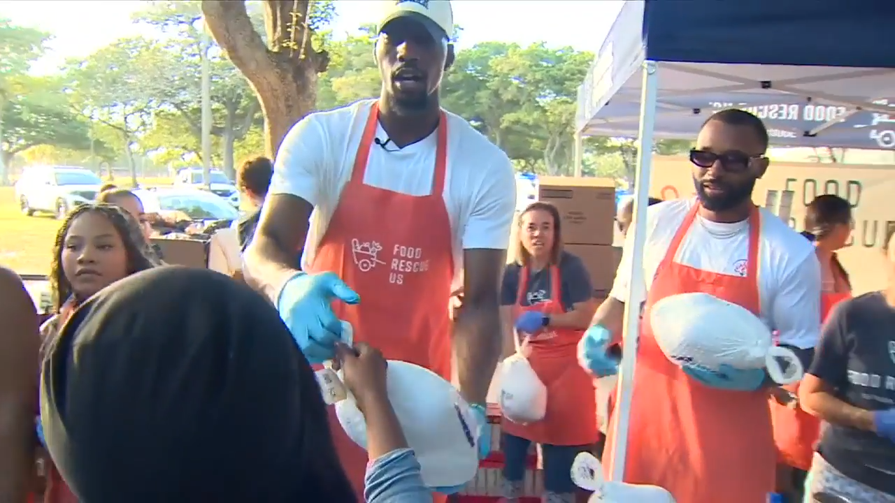 Heat stars, legends pass out Thanksgiving assists for the holiday season - WSVN 7News | Miami News, Weather, Sports