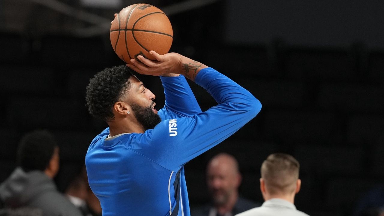 Anthony Davis out for Mavericks' game in Mexico City with leg injury