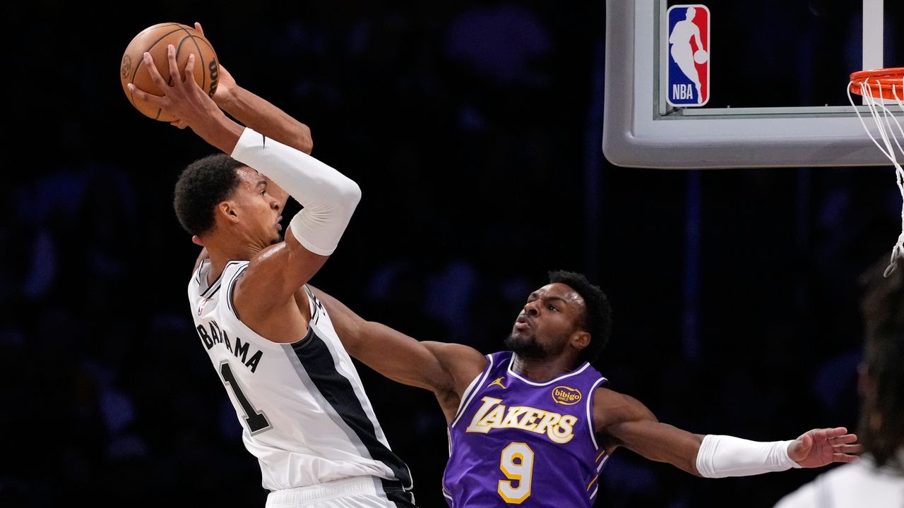 Doncic scores 35, and the Lakers survive a frantic final second for a 118-116 win over the Spurs