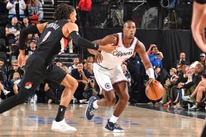 INGLEWOOD, CA - OCTOBER 26: Kris Dunn #8 of the LA Clippers drives to the basket during the game against the Portland Trail Blazers on October 26, 2025 at Intuit Dome in Los Angeles, California. NOTE TO USER: User expressly acknowledges and agrees that, by downloading and/or using this Photograph, user is consenting to the terms and conditions of the Getty Images License Agreement. Mandatory Copyright Notice: Copyright 2025 NBAE (Photo by Juan Ocampo/NBAE via Getty Images)