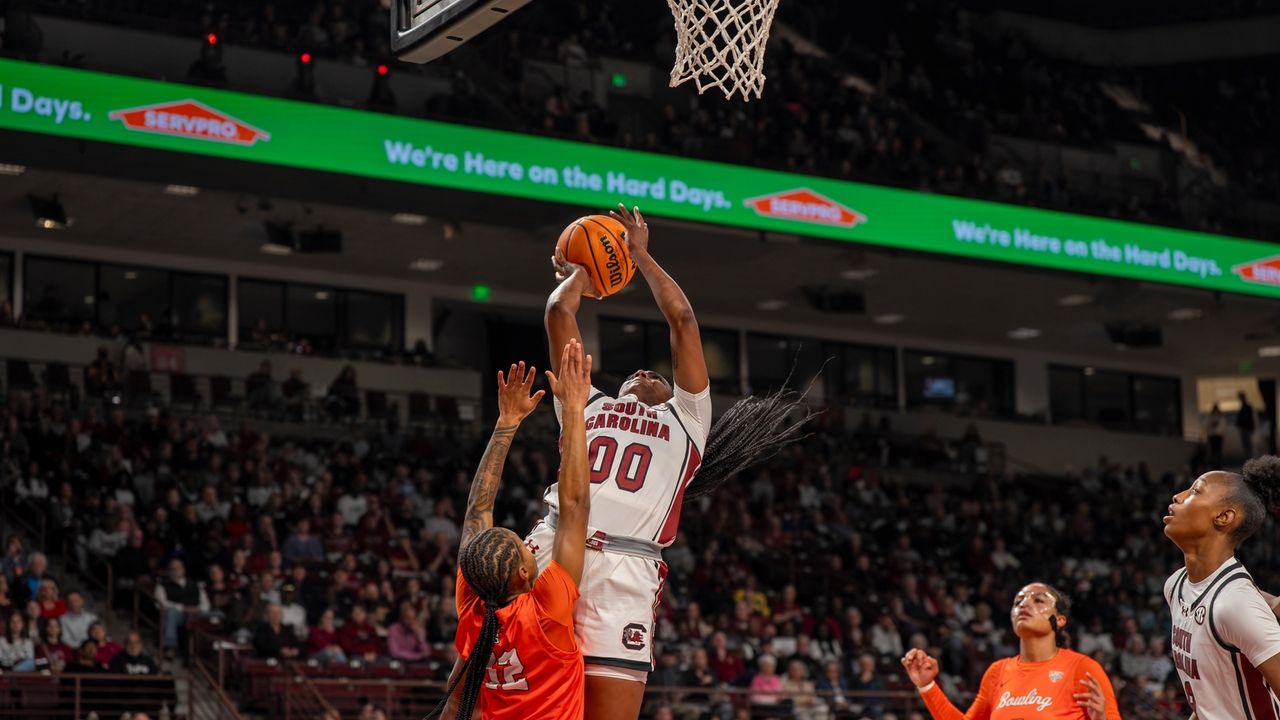 Edwards' 24 points lead No. 2 South Carolina to a 114-47 blowout of Bowling Green