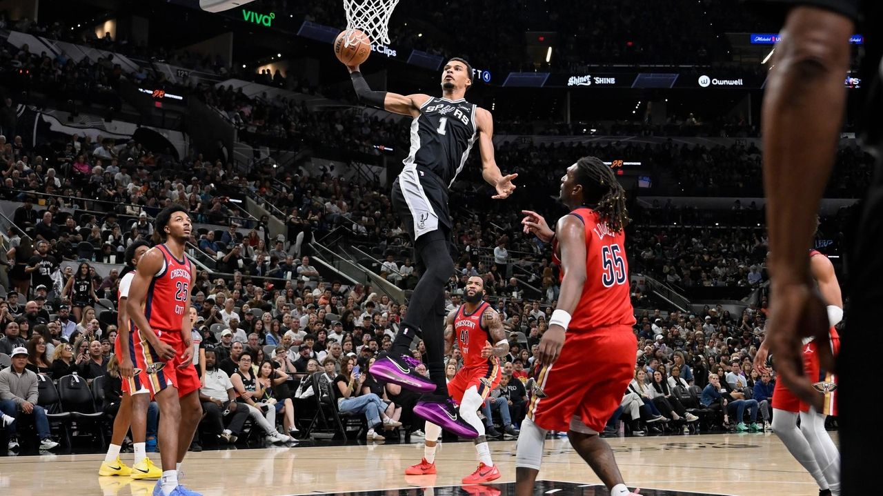Fox scores 24 points in season debut, Wembanyama has 18 points, 18 rebounds as Spurs top Pelicans