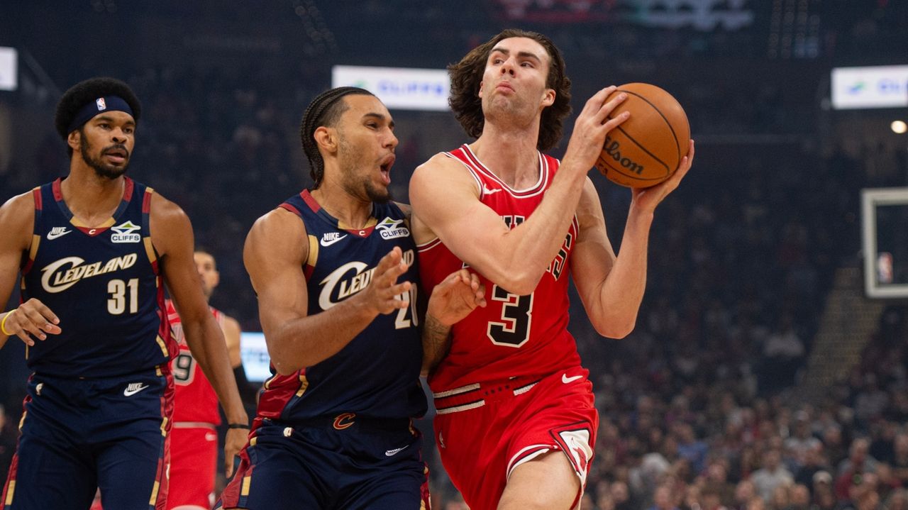 Mitchell makes go-ahead basket with 34 seconds left as Cavaliers rally to beat Bulls 128-122