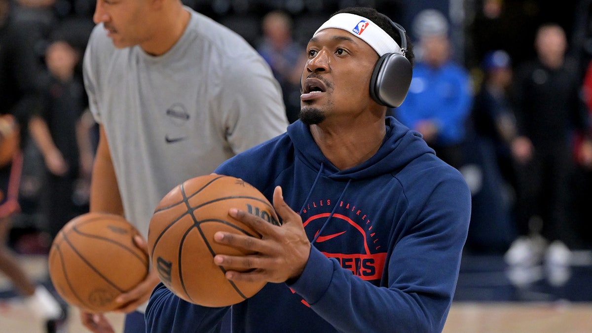 Bradley Beal warms up for a game