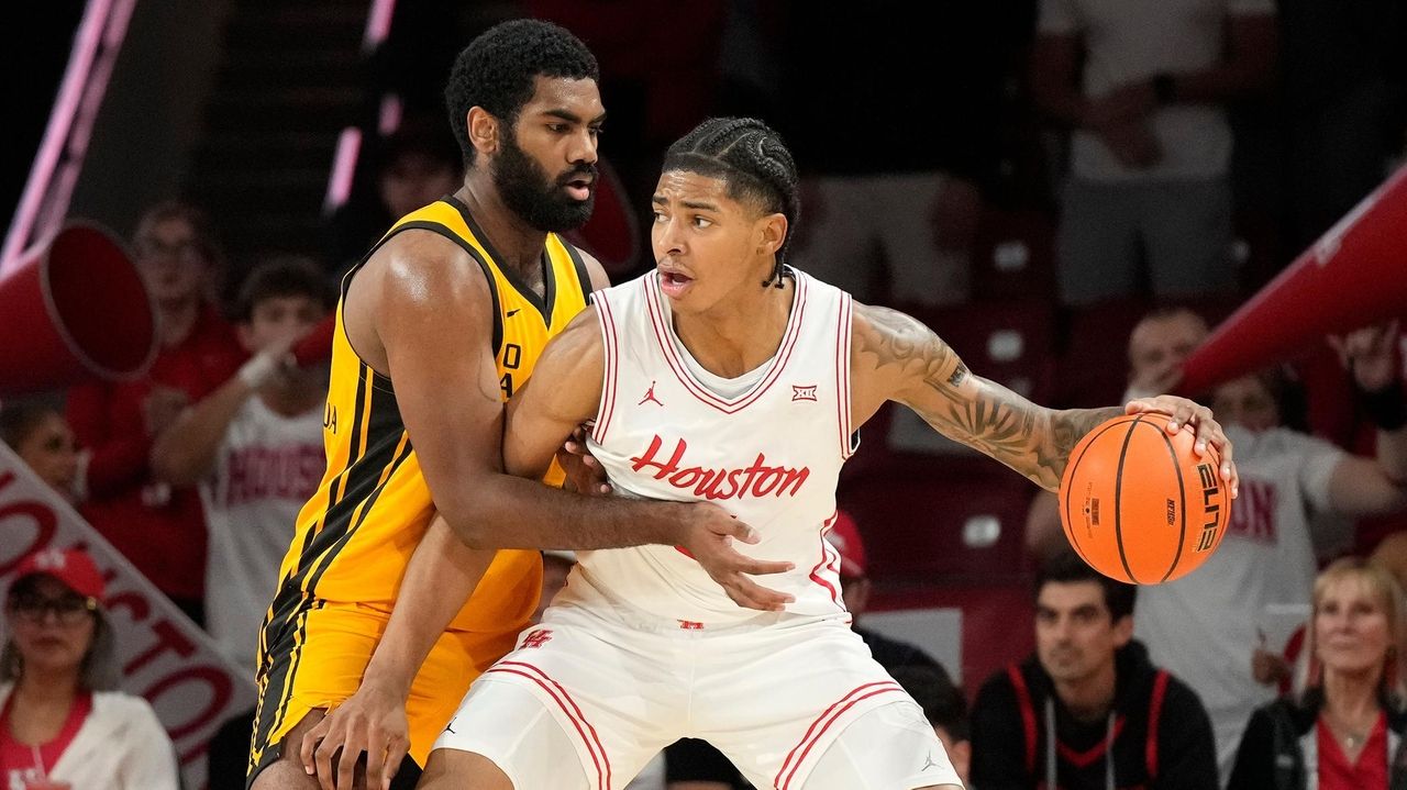 Kingston Flemings, Emanuel Sharp each score 19, No. 1 Houston beats Oakland 78-45