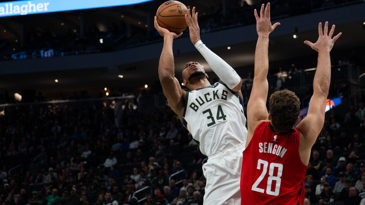 Is Giannis Antetokounmpo playing tonight vs. Hornets?