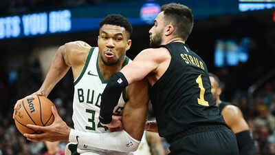 Is Giannis Antetokounmpo playing tonight vs the Cleveland Cavaliers? Latest update on the Milwaukee Bucks star’s injury report (November 17, 2025)