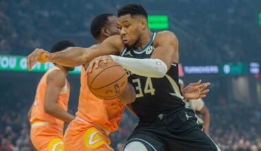 Bucks' Giannis Antetokounmpo leaves game vs. Cavaliers due to a left groin strain.