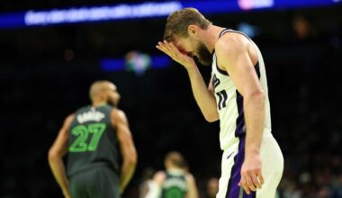 Domantas Sabonis injury: Kings center hurts knee, will be out at least 3-4 weeks