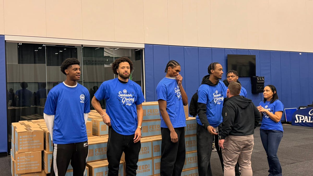 Detroit Pistons give food and essential to families in yearly event