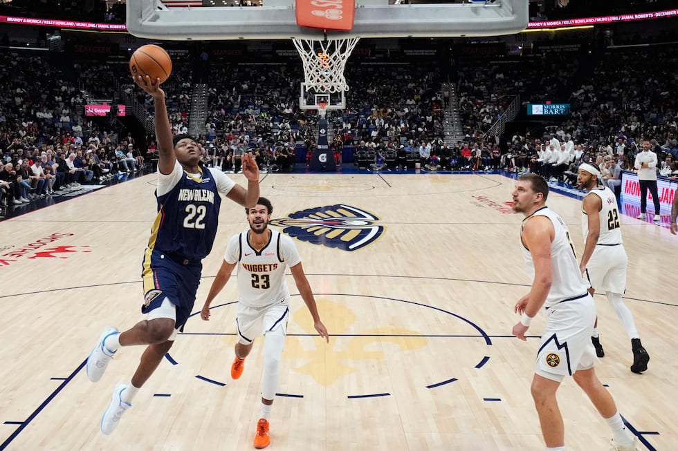 New Orleans Pelicans center Derik Queen (22) goes to the basket against Denver Nuggets forward...