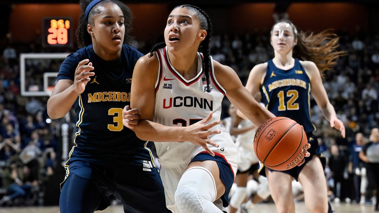 Azzi Fudd scores 31 points to help No. 1 UConn top No. 6 Michigan 72-69