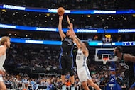 Dallas Mavericks guard Klay Thompson (31) shoots against Memphis Grizzlies guard John...