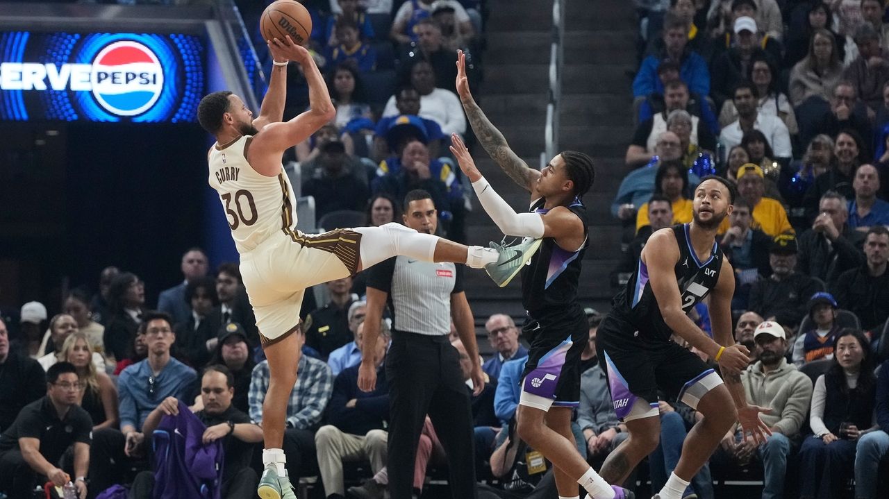 Stephen Curry scores 31 points as Warriors run away from Jazz 134-117