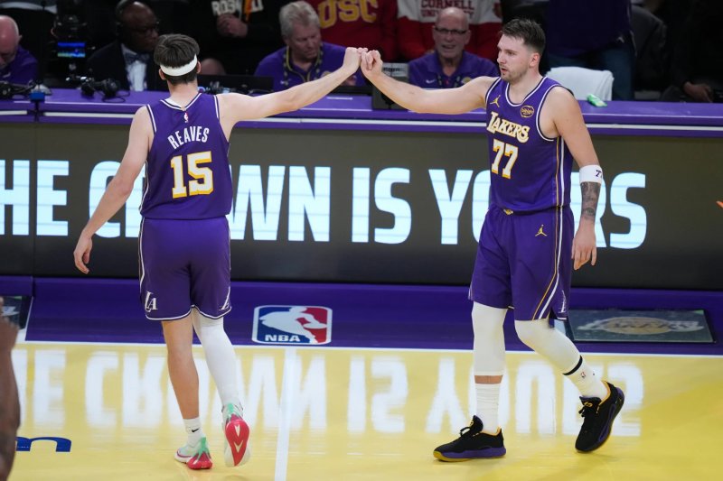 Lakers clinch NBA Cup group stage with 135-118 win over Clippers