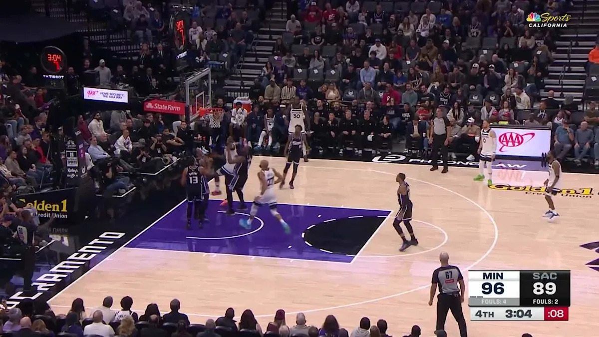 Anthony Edwards with the 2 Pt