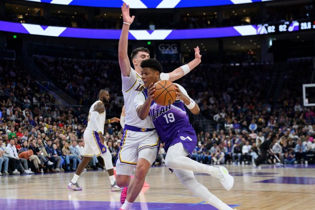 Utah Jazz guard Ace Bailey (19) drives to the basket...