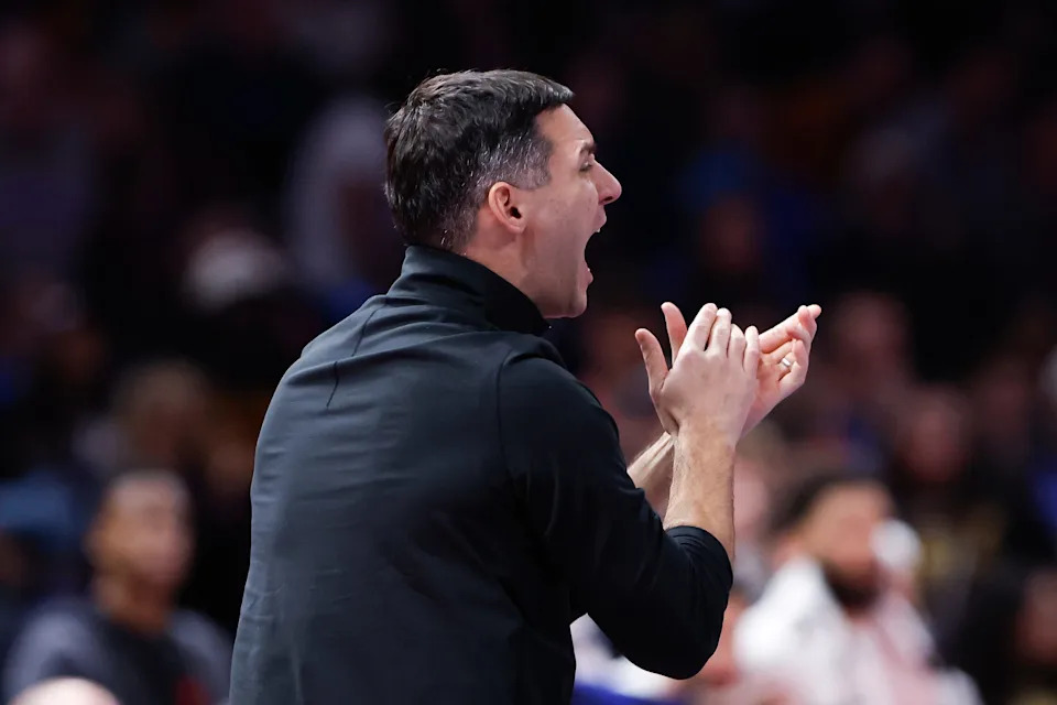 Nov 26, 2025; Oklahoma City, Oklahoma, USA; Oklahoma City Thunder head coach Mark Daigneault yells to his team during a play against the Minnesota Timberwolves during the second half at Paycom Center. Mandatory Credit: Alonzo Adams-Imagn Images