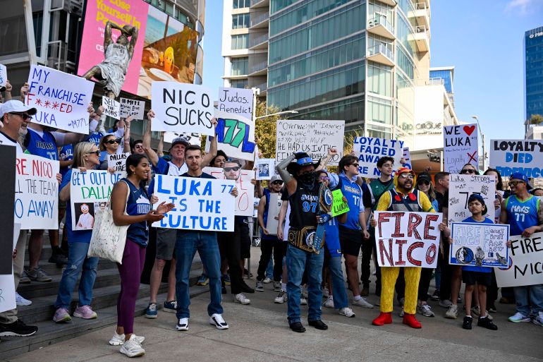 Dallas Mavericks fans react.
